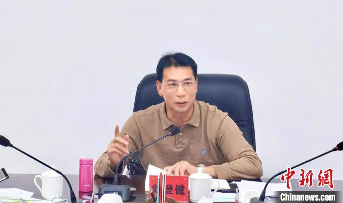 寧德市政協(xié)副主席、市工商聯(lián)主席劉登健講話?！埿≤?攝