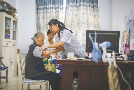 白沙南開鄉(xiāng)衛(wèi)生院全科醫(yī)生在給病人看病。海南日?qǐng)?bào)記者 袁琛 攝(資料圖)