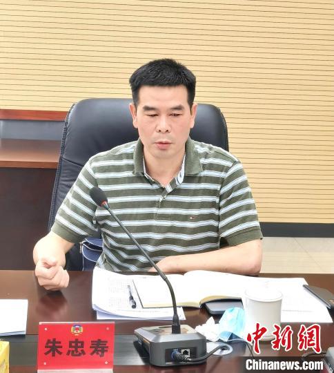 第一提案人朱忠壽交流發(fā)言。　張小軍 攝