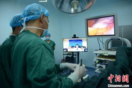 圖為專家開展遠(yuǎn)程會診。(資料圖) 西寧市第一人民醫(yī)院 供圖