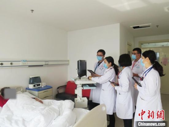 圖為專家查房。(資料圖) 西寧市第一人民醫(yī)院 供圖