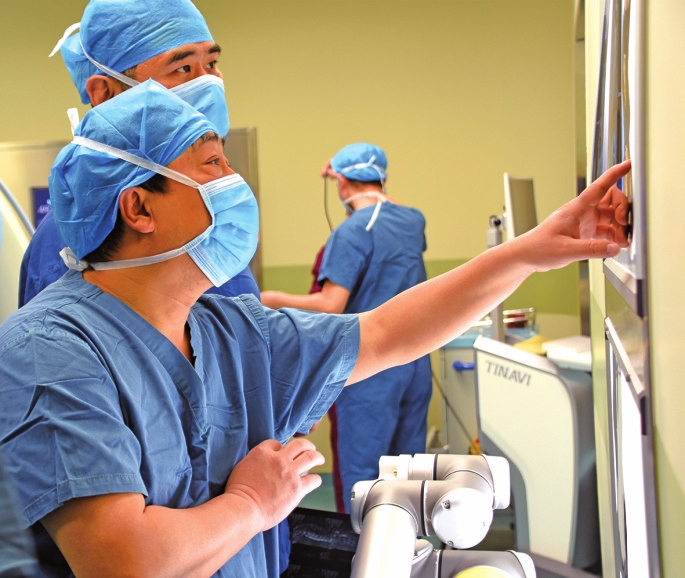 推動(dòng)醫(yī)療行業(yè)發(fā)生深刻變革——手術(shù)機(jī)器人 原來這么溜